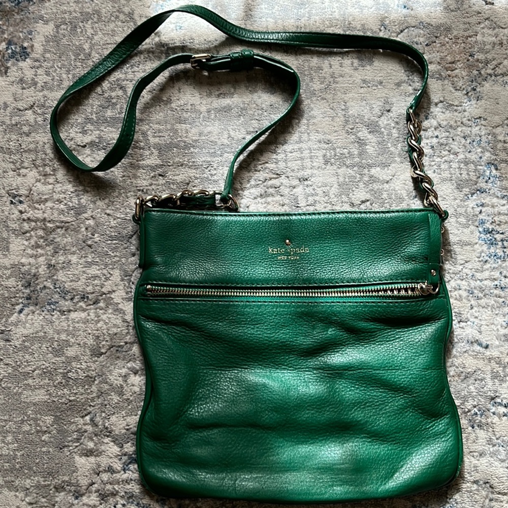 Green, crossbody leather purse 💚